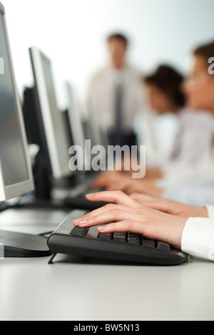 Bild des weiblichen Händen tippen auf der Tastatur in einer Arbeitsumgebung Stockfoto