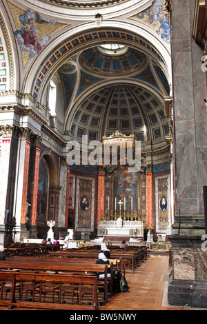 Ein wunderbarer Ort zum beten und nachdenken, das Innere des Brompton Oratory in South Kensington, London. Stockfoto