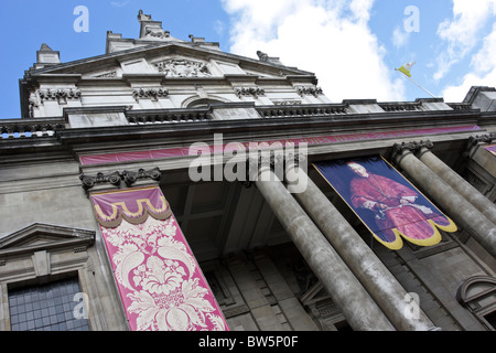 Floral Banner und wichtigsten Porträt Banner mit John Henry Newman(Cardinal Newman) an der Fassade des Brompton Oratory. Stockfoto