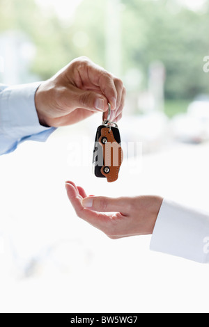 Übergabe der Schlüssel Stockfoto