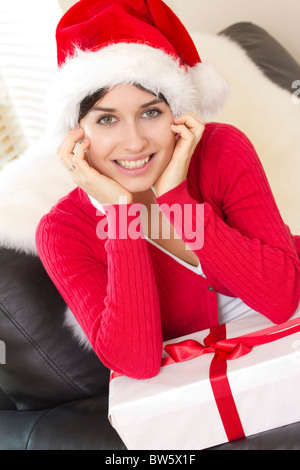 Bild von fröhlichen Mädchen mit Geschenk Box lächelnd Stockfoto