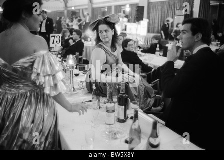 Sloane Ranger, die Ballkönigin trägt ein Schulterkleid und einen übermäßig großen Schleifenbügel beim jährlichen Rose Ball im Grosvenor House Hotel. Mai 1982 UK HOMER SYKES Stockfoto