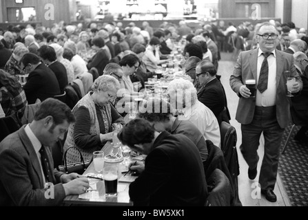 Coventry Working Mens Club, Samstagabend Bingo Abendunterhaltung. Viele Mitglieder genießen einen geselligen Abend unter Freunden und Kollegen. England der 1980er Jahre. HOMER SYKES AUS DEN 80ER JAHREN Stockfoto