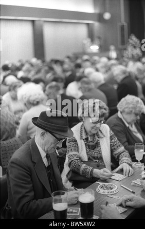 Coventry Arbeitet am Herren Club am Samstagabend nach dem Bingo-Abendunterhaltung. 1980er Jahre England. 1981 UK HOMER SYKES Stockfoto