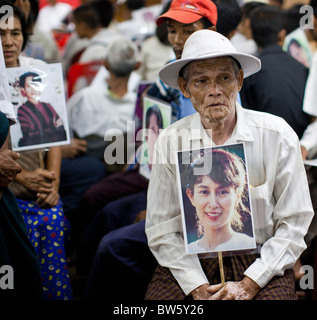 Unterstützer von Aung San Suu Kyi halten ihre Porträts, wie sie im Inneren NLD Hauptsitz am 13. November 2010 sammeln Stockfoto