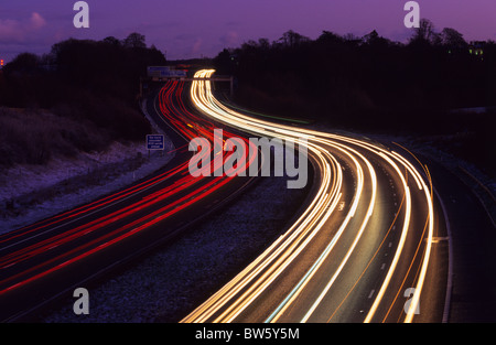 Verkehr-Scheinwerfer-Trails in der Abenddämmerung auf der Autobahn A1/M Leeds Yorkshire UK Stockfoto