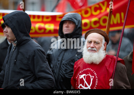 7. November 2010, Mitglieder der kommunistischen Partei auf kommunistische Demonstration in Samara, Russland Stockfoto