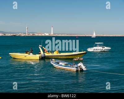 Motor und Sportboote in die Bucht und den Hafen von Faro, Algarve, Portugal Stockfoto