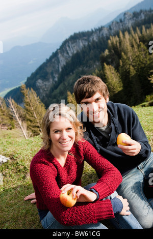 Paar Äpfel essen beim Ausruhen Stockfoto