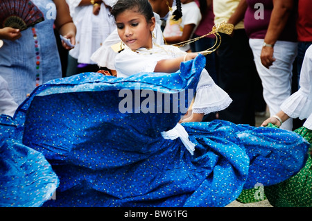 Eine schöne junge Frau trägt ein Pollera Montuna Tänze in einer Parade in Pedasi Panama während des jährlichen Festivals der Beförderung. Stockfoto