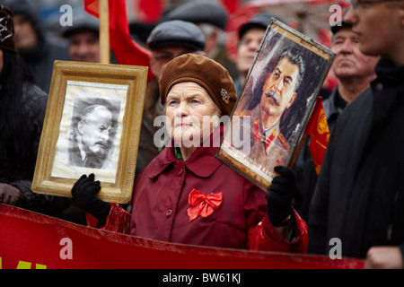 7. November 2010, Mitglieder der kommunistischen Partei auf kommunistische Demonstration in Samara, Russland Stockfoto