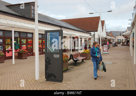 Shopper, Gretna Gateway Outlet Village, Glasgow Rd, Gretna, Dumfriesshire Stockfoto