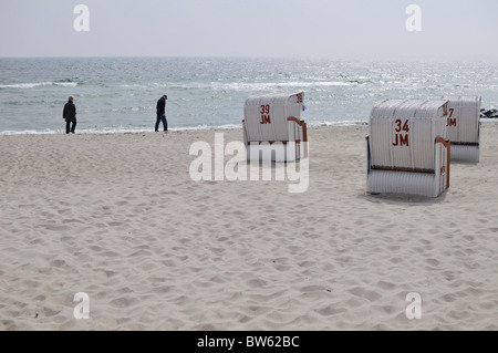 Liegestühle am Strand in der Nähe von Neustadt an der Ostsee, Schleswig-Holstein, Deutschland Stockfoto
