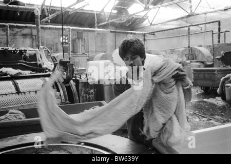 Neue Zuwanderer. Muslimischer Mann zog nach Großbritannien. Asiatische Färberei männlicher Arbeiter Blackburn Lancashire 1980s UK 1983 HOMER SYKES Stockfoto
