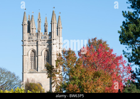 Magdalen College Chapel aus dem Botanischen Garten im Herbst zu sehen. Oxford, England Stockfoto