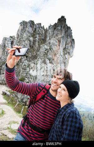 Paar nehmen Foto vor Landschaft Stockfoto