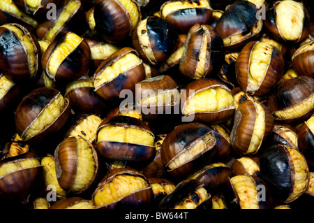 Nahaufnahmen von einigen gerösteten Kastanien Stockfoto