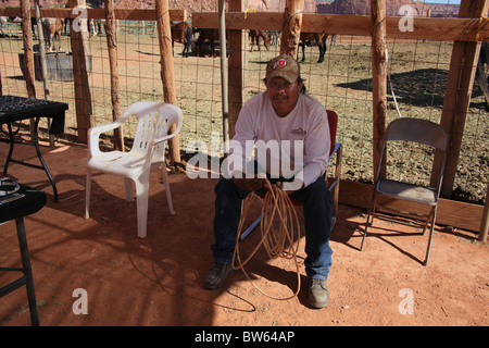 Native American Navajo Rancher Holding Lasso in Monument Valley, Arizona und Utah, USA, 15. Juni 2010 Stockfoto