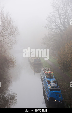 Narrowboats auf der Oxford Canal an einem nebligen Tag in der Nähe von Wolvercote. Stockfoto