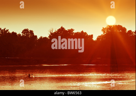 Kanu Man Silhouette auf Sonnenuntergang See. Jarun See, Zagreb, Kroatien Stockfoto