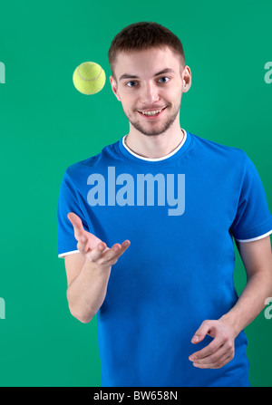 Porträt des jungen Mannes Spiel mit Tennisball Stockfoto