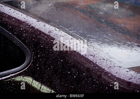 Regentropfen auf Autofenster Stockfoto