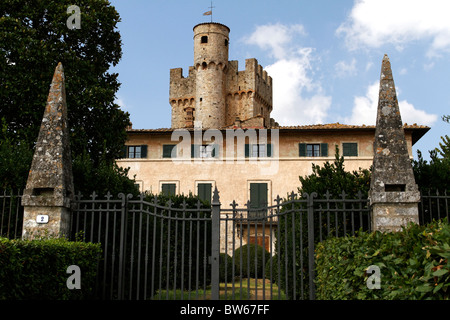 Das Castello della Chiocciola (14. Jahrhundert), gesehen durch das Tor, Provinz Siena, Toskana, Italien Stockfoto