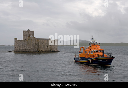 Rettungsboot 17-45 "The Duke of Kent" durch Kisimul Castle Isle of Barra, äußeren Hebriden, Schottland verankert. SCO 7009 Stockfoto