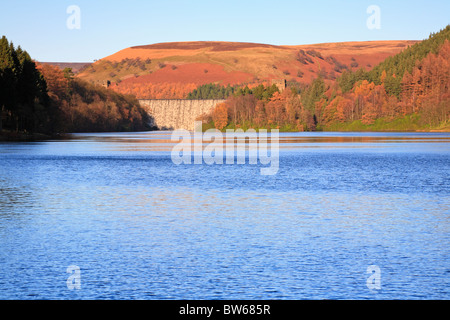 Herbst bei Howden Dam, Derwent Reservoir, obere Derwent Valley, Peak District National Park, Derbyshire, England, UK. Stockfoto