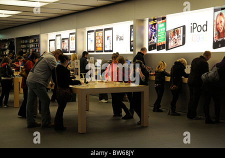 Erwachsene & Kinder in einem Apple Store Check-out das iPod und iPad Sortiment Stockfoto
