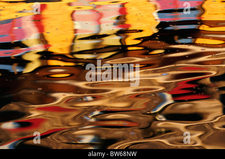 Abstrakte farbenfrohe Reflexion von Gebäuden in den Fluss Cam, Cambridge, England, UK Stockfoto