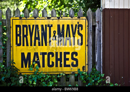 Alte Bahnhof Werbung für Bryant und Mays entspricht.. Caledonian Eisenbahnen. Brücke von Dun Bahnhof Montrose. Stockfoto