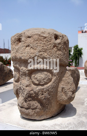 Alten peruanischen geschnitzt Steinkopf, Larco Museum, Lima, Peru. Stockfoto