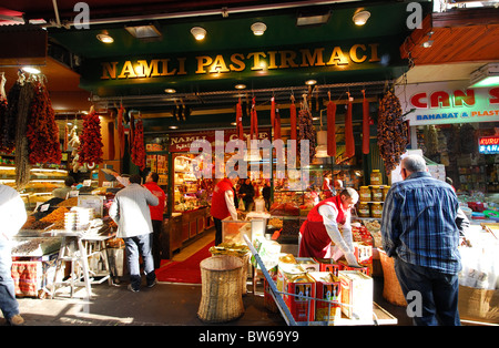 ISTANBUL, TÜRKEI. Namli Pastirmaci, ein Geschäft in Eminönü türkische Pastrami (Pastirma) und andere Köstlichkeiten spezialisiert. 2010. Stockfoto