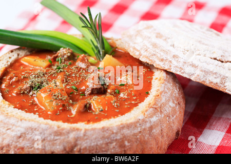 Gulasch in einer Brotschale Stockfoto