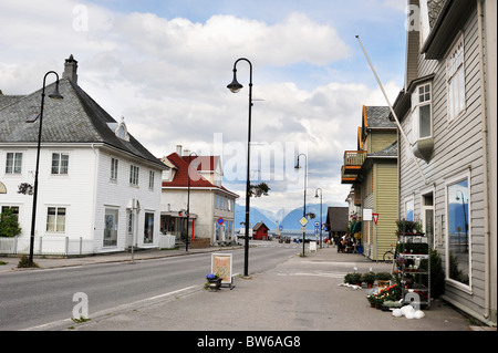 Eine Straße von einem kleinen Norwegisch Dorf Vik liegt in Fjorden. Norwegen Stockfoto