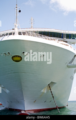 P & O Liner Oceana vor St Peters Port Guernsey verankert Stockfoto