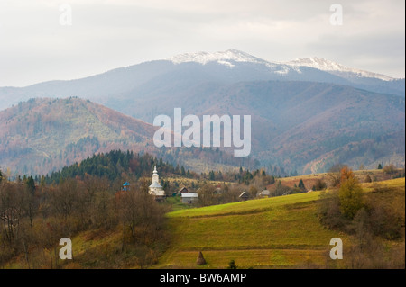 Traditionelles Dorf in Karpaten im Herbst. Ukraine Stockfoto