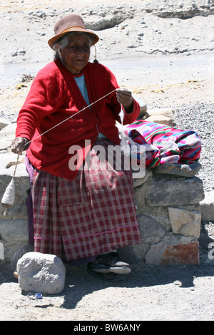 Ein kleiner Marktplatz, auf dem Weg zum Colca Canyon in der Nähe von Arequipa, Peru, Südamerika. Stockfoto