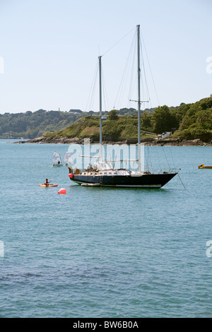 Yachten in Buchten rund um St Peters Port Guernsey Kanalinseln UK verankert. Stockfoto