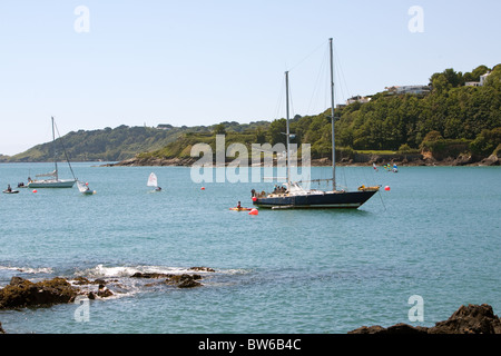 Yachten in Buchten rund um St Peters Port Guernsey Kanalinseln UK verankert. Stockfoto
