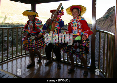 Touristen auf die Beobachtung Beförderung von einer Zugfahrt von Puno nach Cusco, Peru, Südamerika unterhalten werden. Stockfoto