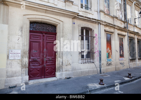 Trompe l ' oeil Malerei und Graffiti an der Außenseite dieser Schule in Avignon, Vaucluse, Frankreich. Stockfoto