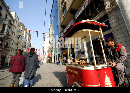 ISTANBUL, TÜRKEI. Eine Kastanie Verkäufer auf Istiklal Caddesi im Stadtteil Beyoglu. 2010. Stockfoto