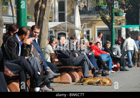 ISTANBUL, TÜRKEI. Menschen entspannen am Bosporus Wasser bei Ortakoy im Stadtteil Besiktas. 2010. Stockfoto