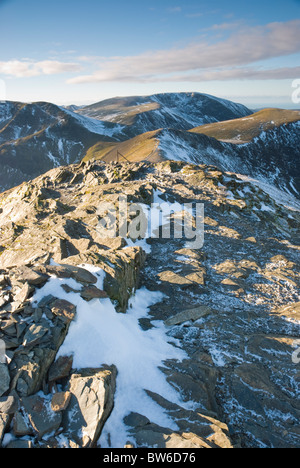 Winter-Blick vom Grisedale Pike in Richtung Hopegill Kopf und Grasmoor, Lake District von Cumbria Stockfoto