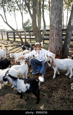 Bauer mit Ziegenböckchen Stockfoto