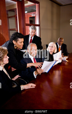 Multi-ethnischen senior Management Berichte Stockfoto