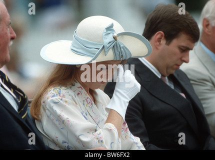 Sarah, Duchess of York kratzt ihre Stirn während ihrer Royal Tour of Canada mit Prinz Andrew 1987 Stockfoto
