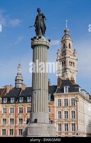 Statue von Déesse, historischen Häusern und Turm der Chambre de Commerce in Lille, Frankreich Stockfoto